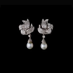 Earrings in White Gold set with Pearls and Diamonds Luxury Bollywood Jhumkas With Pearl Drop, Sapphire And Diamond Earrings, Gem Diamonds, White Gold Set, Pearl And Diamond Earrings, Diamond Dangle Earrings, Charm Pendant Necklace, Pearl Diamond, Gold Set