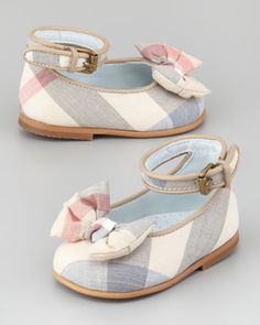 Burberry. Ahhhh, for a baby girl! Baby Style, Girl Shoes, Pink Baby, Toddler Fashion, Childrens Fashion