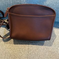 Bag Width: 9.5 In, Pattern: Solid, Character: No, Bag Height: 8 In, Closure: Zip, Occasion: Casual, Size: Medium, Handle Style: Crossbody Strap, Color: Brown, Lining Material: No, Material: Leather, Bag Depth: 3 In, Vintage: Yes, Brand: Coach, Department: Women, Hardware Material: Brass, Model: Metropolis, Style: Shoulder Bag, Theme: Classic, Features: Adjustable Strap, Detachable Key Ring, Inner Pocket, Outer Pocket, Country/Region Of Manufacture: United States, Product Line: Coach Metropolis Designer Rectangular Shoulder Bag With Coin Pocket, Designer Rectangular Bag With Coin Pocket, Elegant Everyday Bag With Coin Pocket, Elegant Bags With Coin Pocket, Classic Pouch-shaped Saddle Bag, Elegant Brown Bag With Coin Pocket, Classic Saddle Bag In Pouch Shape, Classic Saddle Bag Pouch Style, Travel Bag With Coin Pocket