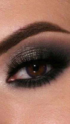 Make Up Yeux, Easy Smokey Eye, Black Makeup Looks, Grey Eye Makeup, Black Smokey Eye Makeup, Evening Eye Makeup, Dark Smokey Eye, Silver Eye Makeup