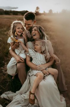 Family Photos With Flower Bouquet, Fall Pic Ideas Family, Family Of 4 Photo Poses Outdoor, Fall Family Photos Sitting On Blanket, Fall Family Posing Ideas, Family Of 5 Outdoor Poses, Family Photos With Trees, Fall Photos Family Of Four, Fall Family Session Photography