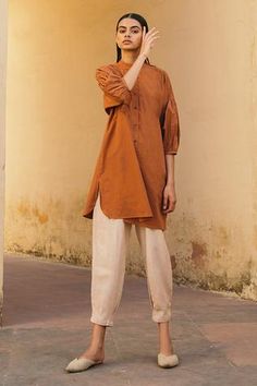 Brown Kurta Woman, Kurta Styles For Women, Indian Summer Outfits, Cotton Kurties, Simple Indian Suits, Linen Style Fashion, Tunic Outfit, Tunics For Women