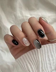 Cool Natural Nail Designs, Victoria Paris Nails, Black Edgy Nails, Black Nails Silver, Silver Black Nails, Edgy Nail Art, Black Silver Nails, Hippie Nails, Simple Gel Nails