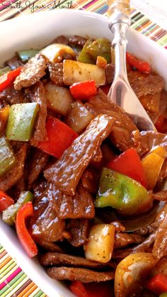 Pepper Steak! A super easy dinner recipe with Asian flare made from stir-fried beef, fresh bell peppers and onions served over rice. Pepper Steak Recipe Easy, Crockpot Stuffed Peppers, Pepper Steak Recipe, Beef Steak Recipes, Super Easy Dinner, Easy Steak Recipes, Pepper Steak, Steak Recipe, Chow Mein