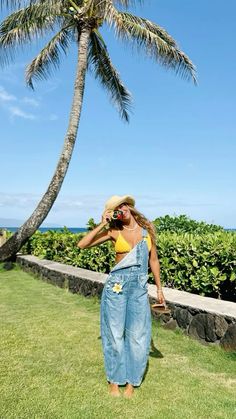 Beach Outfit Overalls, Overalls Outfit Beach, Beach Overall Outfits, Hawaii Aesthetic Outfits, Hawaii Outfits Aesthetic, Yellow Aesthetic Outfit, Hawaii Outfits Ideas, Yellow Summer Outfit