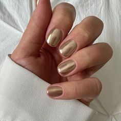 15 Chrome Nail Ideas for Your Nexts Mani | The Everygirl Gold Chrome Nails, Chrome Nail Art, Chrome Nails Designs, Chrome Nail, Metallic Nails, Winter Nail Designs, Gold Chrome, Dipped Nails, Minimalist Nails