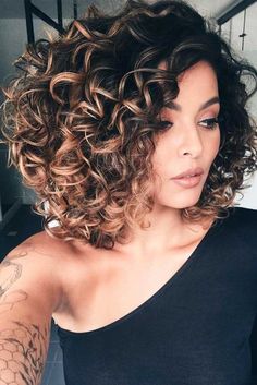 10 tintes ideales para que resalte tu cabello rizado | Mujer de 10 Shoulder Length Curls, Curly Color, Shoulder Length Curly Hair, Bangs Long, Super Hair, Hair Bangs, Penteado Cabelo Curto, Hair Texture