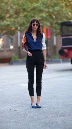 20+ New Business Outfits to Inspire Every Step. Save this for easy work style inspiration! Finding business outfits that are both polished and unique can be tough. Our ideas offer stylish work attire that makes an impression. 💼 New Balance 530 Street Style, Street Style Black, Walking Down The Street, Color Block Blouse, Australia Fashion, Fashion Articles, Elegante Casual, Looks Street Style, Spring Street Style