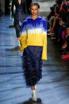 Prabal Gurung | TIE DYE | TOP NEW YORK FASHION WEEK SS19 TRENDS New Yorker Street Style, Women Fashion Edgy, Prabal Gurung, Fashion Weeks, Colourful Outfits, Summer 2019, Apparel Design, Dye T Shirt