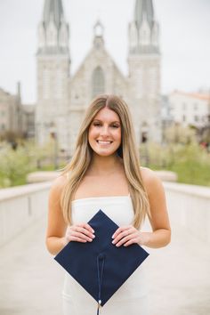 Senior photo pose with cap
Church photo 
Graduation photos 
College senior 
College graduation photos 
Pose with cap Villanova University, University Graduation, College Senior, Pics Inspo, Graduation Photoshoot, Grad Pics, Graduation Photos, Graduation Pictures, Senior Pics