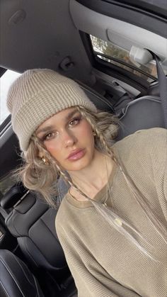 Street Style Hairstyles Long Hair, Hair Styles For Wearing Hats, Hairstyles In Hats, Winter Work Hairstyles, Braided Hairstyles With Beanie, Cute Beanie Hairstyles For Short Hair, Beanie Hairstyles For Curly Hair, Hairstyles With Bennie, Hairstyles With Earmuffs