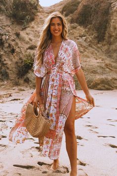 Femme souriante en robe fluide à motifs, tenant un sac en osier, sur une plage ensoleillée. Printed Kimono, Red Boho, Party Dress Long Sleeve, Print Kimonos, Puff Sleeve Dresses, Boho Print, Kimono Sleeve, Boho Maxi Dress, Party Dress Long