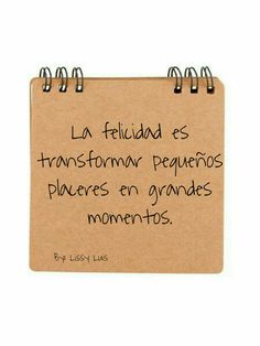 a notepad with writing on it that says, la felicad es transforman pequenos plaves en grandes moments