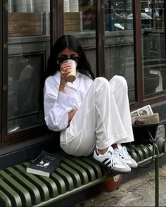 Total white look with Sambas Adidas Samba Women, Samba Adidas Outfit, Samba Outfit Ideas, Adidas Samba Outfits, Samba Classic, Adidas Samba White, Samba Outfits, Samba Og Shoes, Adidas Samba Outfit