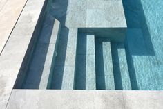 Proyecto de terrraza con Cupira Marengo para el interior de la piscina y su borde y Sea Rock Marfil para el resto de la terraza. Cualquier combinación es posible. Villa Landscape, Pool Ideas, Pool Designs, Swimming Pool, Contemporary Rug, Swimming Pools, Armoire, Villa, Swimming