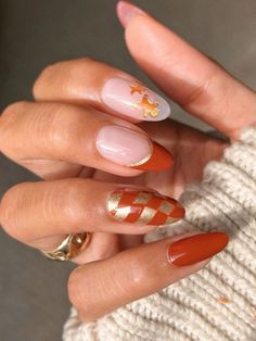 Elevate your fall manicure with these gorgeous burnt orange nails with design accents. Whether you prefer burnt orange tip nails or burnt orange almond nails, this collection has a variety of burnt orange nail ideas to choose from. From burnt orange nails with gold foil to burnt orange nails with chrome, these designs are perfect for the autumn season. Get inspired by these cute burnt orange nails for fall. Nail Art Noel, New Years Eve Nails, December Nails, Fall Manicure, Lovely Nails, Cute Christmas Nails, Christmas Nails Easy, Christmas Nail Art Designs