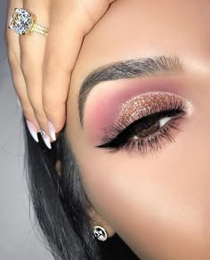 Makeup Kawaii, Rose Gold Eye Makeup, Make Up Diy, Pageant Makeup, Gold Eyeliner, Rose Gold Eyeshadow, Make Up Gold, Editorial Vogue, Eyeliner Tips