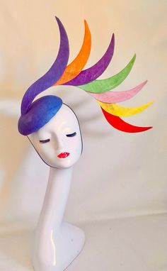 Rainbow Fascinator, Wizard Of Oz Costumes Diy, Boots Inspiration, Statement Hat, Funky Hats, Costumes Diy, Box Hat, Easter Hats, Ascot Hats