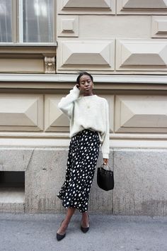 Oatmeal sweater, black and white spotted midi skirt & black pumps | @styleminimalism Rok Outfit, Skandinavian Fashion, Street Style Blog, Chique Outfits, Trendy Skirts, Polka Dot Skirt, Dot Skirt, Midi Skirts