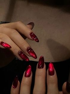 Short Almond Acrylic Nails Cat Eye, Free Style Nail Designs, Pretty Gel Nails Short, Short Vampire Nails, Pretty Purple Aesthetic, Nail Pose Ideas, Red Purple Nails, Purple And Red Nails, Kutek Disney