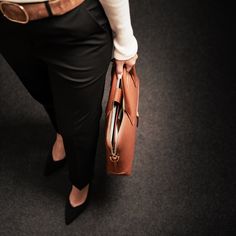 Découvrez le tout nouveau briefcase en cuir pleine fleur grainé. Ce sac au format fin et élégant allie fonctionnalité et style, parfaitement adapté aux femmes actives d'aujourd'hui. Fabriqué à partir de cuir au tannage semi-végétal, ce porte-documents offre une esthétique intemporelle et raffinée qui complète parfaitement tous les looks, que ce soit pour une réunion professionnelle ou une sortie décontractée. Ce porte-documents dispose d'un compartiment principal spacieux capable d'accueillir et Padded Pouch, Refined Aesthetic, Elegant Bags, Leather Briefcase, Backpack Travel Bag, Business Meeting, Active Women, Leather Care, Vegetable Tanned Leather