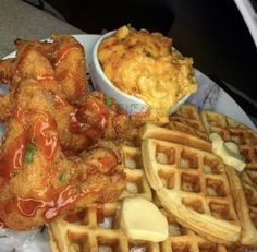 chicken and waffles are served with macaroni and cheese on the side