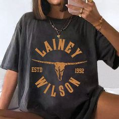 Lainey Wilson Estd 1992 T-shirt, Lainey Wilson Bullhead Shirt, Country Music, Lainey Wilson, Lainey 2023 Tour Luke Combs Concert Shirt, Luke Combs Shirt Ideas, Country Tshirt Ideas, Luke Combs Concert Outfit, Luke Combs Shirt, Cowgirl Vibes, Country Fits, Lainey Wilson, Chic Tattoo