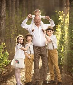 Family Photo Gallery Wall, Family Photography Outfits, Family Studio Photography, Cute Family Photos, Family Photoshoot Poses, Summer Family Photos, Family Photoshoot Outfits