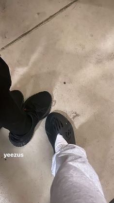 Slides Outfit Women, Yeezy Slides Outfit Women, Yeezy 350 Outfit Women, Black Yeezy Slides, Yeezy Slides Outfit, Black Yeezy, Cute Outfits To Wear, Fits Inspiration