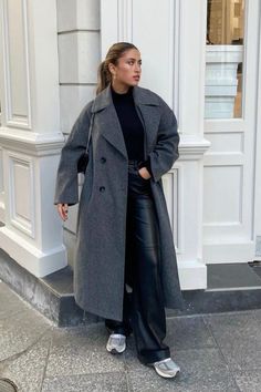 Grey Coat Outfit, Cozy Oversized Sweaters, Cold Fashion, New York Outfits, Oversized Sweater Women, Europe Outfits, Winter Fashion Outfits Casual, London Outfit