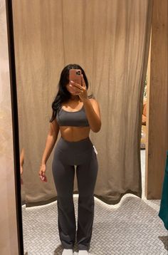 Plt Bodysuit And Joggers Outfit, Gym Set Outfit, Comfy Gym Outfits, Flared Legging Outfit, Baddie Gym Outfit, Winter Gym Outfit, Fall Outfits Baddie, White Lounge Set, Flare Leggings Outfit