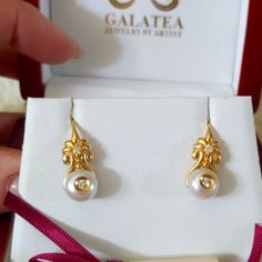 Nib Fabulous Galatea Diamond In A Pearl Earrings Set In Solid 14k Gold Heavy Setting. These Earrings Were Purchased About 15 Years Ago And Never Worn. Setting Is Much Heavier Than How They Make Them Today. - Please Note That The Hinge On The Box Is Broken. Exquisite Gold Diamond Earrings For Formal Events, Gold Diamond Earrings With Elegant Design For Formal Occasions, Elegant Hallmarked Diamond White Earrings, Elegant Gold Diamond Earrings With Accents, Elegant Hallmarked Diamond White Diamond Earrings, Elegant Hallmarked Diamond Earrings, Exquisite White Pearl Earrings For Formal Occasions, Exquisite Gold Pearl Earrings With Diamond Accents, Fine Jewelry Yellow Gold Pearl Earrings For Anniversary