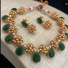 Diy Bracelets Chain, Green Beads Indian Jewellery, Beads Indian Jewellery, Bracelets Chain, Collars Diy, Stone Necklaces, Gold Jewelry Simple Necklace, Pearl Necklace Designs, Gold Necklace Indian Bridal Jewelry