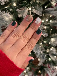 Green Gold Nails Christmas, Green And Black Christmas Nails, Christmas Nails Green And White, Green Nails Gold Accent, Green And Gold Holiday Nails, Green Gold And White Nails, Green White And Gold Nails, Green And White Christmas Nails, Christmas Nails Green And Gold