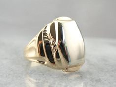 Smooth and simple, this vintage signet ring is crafted of rich white and rose gold with a handsome geometric design. Architectural style faceting and patterns bring plenty of light and shine in to this piece. Metal: 10 Karat White and Rose Gold Top Measures: 17 x 12 mm Size of Ring: 11 This ring can be sized. Please convo for details. Marks: Balfour, 10K, DLB stamped on the inside. Hunter Rings, Silver Weddings, Rose Gold Top, Man Ring, Men Rings, Market Square, Cameo Ring, Gold Signet Ring, Gold Top