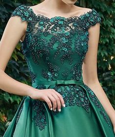 Evening long gowns ideas Wedding Dress Button Back, Emerald Satin Dress, Lace Green Dress, Dress With 3d Flowers, Prom Dress Green, Button Back Dress, Long Satin Skirt, Wedding Dress Buttons, Green Satin Dress