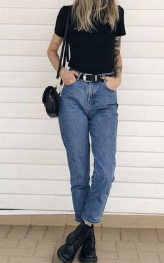 Mom Jeans Black, Comfy Jeans Outfit, Jeans Outfit Ideas, Mama Jeans, Blue Mom Jeans, Look Jean, Outfit 90s, Trendy Swimwear