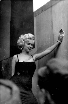 an old photo of marilyn monroe in black and white with the caption gefitti 912 mai