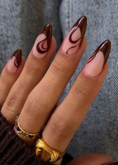 Brown Swirly Acrylic Nails, Nails Design Fall 2024, Swirl Pattern Nails, Nail Designs Autumn 2024, Cute Dark Nails Designs, Almond Acrylic Nails Designs Winter, Cute November Nails Almond, Almond Nails With Swirls, Nail Inspo For Brown Skin