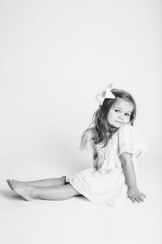 Toddler Girl Photoshooting, Simple Photoshoot Ideas Studio, Kid Photoshoot Poses, 2nd Birthday Photo Shoot Ideas Studio, Toddler Poses Photography, Poses For Kids Photoshoot, Sibling Studio Photoshoot, Toddler Birthday Photoshoot Ideas, Studio Kids Photoshoot