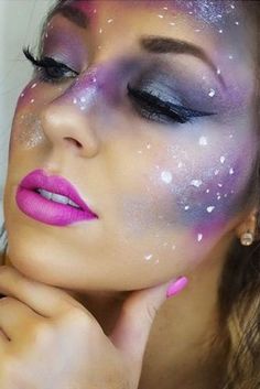 21 Galaxy Makeup Looks - Creative Makeup Ideas for Extraordinary Girls Galaxy Makeup Looks, Alien Make-up, Girl Halloween Makeup, Fantasy Make-up, Halloween Make-up Looks, Alien Makeup, Makeup Recipes, Space Makeup, Galaxy Makeup