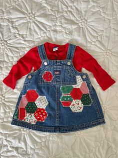 Adorable reworked baby Old Navy jean dress with quilted patches.  Size 6-12 months. Christmas fabric used is vintage! Shirt pictured not included. Thrifted Baby Outfits, Vintage Baby Outfits, Thrifted Baby Clothes, Baby Clothes Vintage, Vintage Toddler Clothes, Vintage Baby Dresses, Vintage Kids Clothes, Kids Overalls, Vintage Baby Clothes