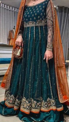 Mendhi Dress Bride, Mahendi Dress, Mehndi Dress Ideas, Dress For Mehendi Function, Mendhi Dress, Wedding Gharara, Mayo Dress, Orange Dupatta, Breakup Messages