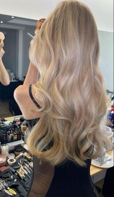 Blond Hair Extensions, Dimension Blonde, Shorter Layered Haircuts, Hairstyles For All Hair Types, Perfect Blonde Hair, Summer Blonde Hair, Aesthetic Hairstyles, Dirty Blonde Hair, Honey Blonde Hair