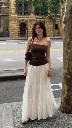 #outfit #summer #concert #ideas #y2k #ideer #coldplay #fall #autumn #schooloutfits #enklaoutfits #festivaloutfits #festival #amusementoutfit Tired Skirt Outfit, Beach Classy Outfit, Macau Outfit Ideas, Brown Skirt Outfit Aesthetic, Long Ruffle Skirt Outfit, Bangkok Outfit