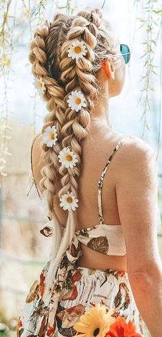 31. Daisy on braids Looking for hairstyles to rock this season and never go out of style? Braids will never go out of fashion.... ليلو وستيتش, Style Braids, Κούρεμα Bob, Cute Braided Hairstyles, Hippie Hair, Fishtail Braid, Hot Hair Styles, Easy Hair