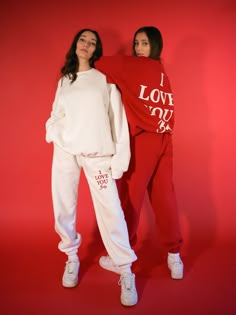 Loungewear Trends 2023, Loungewear Shoot Ideas, Cute Matching Sweat Sets, Sweat Suit Photoshoot, Sweat Suit Set, Sweatshirt Set Outfit, Sweatsuit Photoshoot Ideas, Sweat Sets Aesthetic