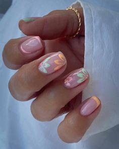 Bring the colors of spring and summer to your fingertips with these 25 stunning flower nails! From simple, classic florals to more intricate designs, these nail art ideas are sure to brighten up your manicure and your mood. For example, we love these pastel hibiscus nails with French tips. Summer Holiday Nails, 2024 Nails, Summery Nails, Her Nails, Nail Designs Spring, Nail Arts