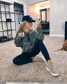 Workout Errand Outfit, Casual Leggings Outfit, Wedged Sneakers, Winter Outfits Canada, Leggings Outfit Fall, Athleisure Outfit, Look Legging, Black Tees, Camo Sweatshirt