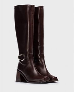 Découvrez la sophistication alliée au confort avec les bottes hautes en cuir élégantes L-1203 de Wonders. La boucle métallique à la cheville apporte une touche unique et apporte du caractère à vos tenues. Alliant style et qualité, ces bottes seront votre choix idéal pour toutes occasions. Empeigne : cuir Doublure : cuir et textile Semelle intérieure : cuir Semelle extérieure : matière synthétique Attache : fermeture éclair Fabrication : Espagne Winter Shoes Boots, Fall Winter Shoes, Leather High Heel Boots, Shoe Inspo, Elegant Shoes, Minimalist Wardrobe, Girl Fits, Swag Shoes, Dream Shoes